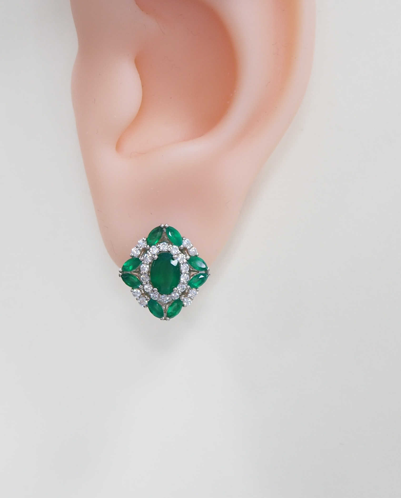 Серебряные серьги 925 пробы; вставки 18 Агат зеленый; 44 Фианит бесцв.;